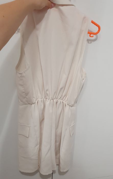 Бял гащеризон с златисти копчета