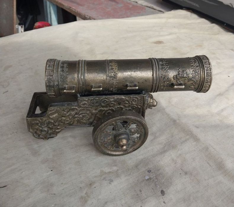 старинный пушка.