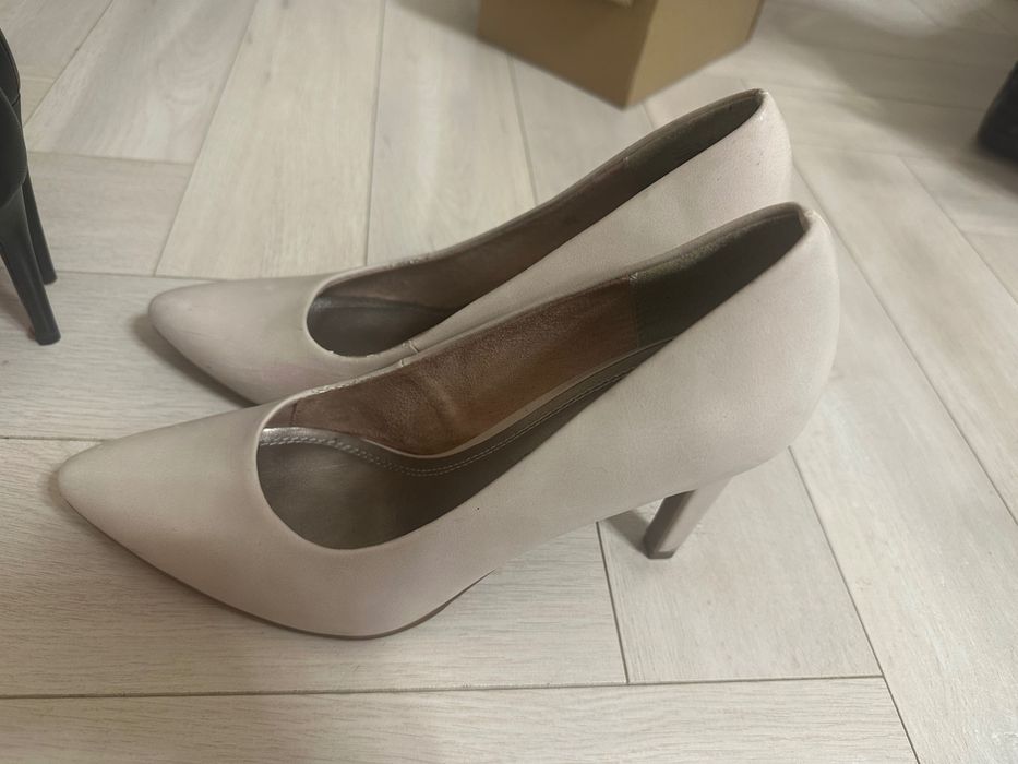 Туфли чёрные и бежевые