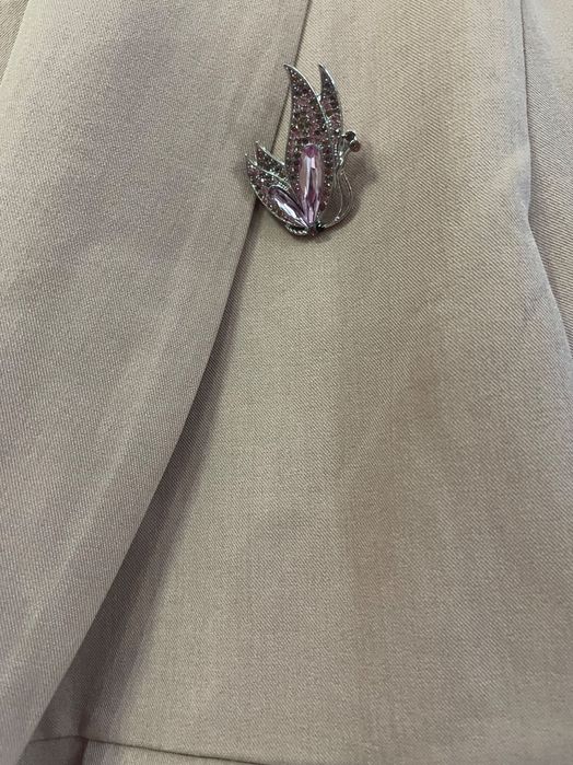 Ново сако с брошка