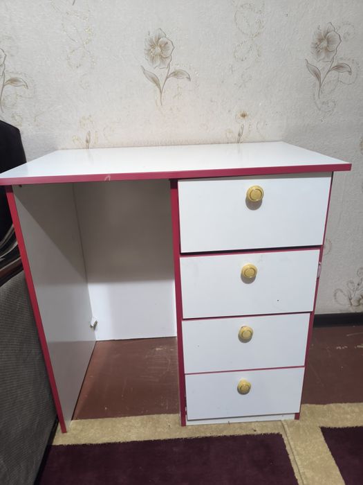 Письменный стол в хорошем состоянии