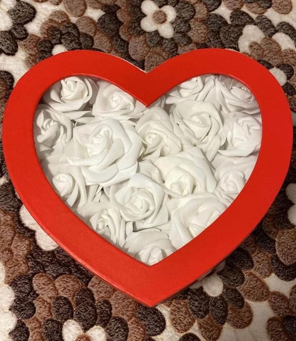 Кутия с вечни рози и перлички