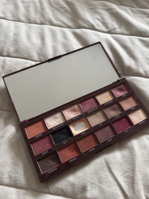 Палитра сенки Revolution Chocolate Cranberries&Chocolate 18 цвята