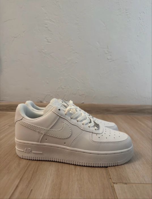 Vând adidaşi Nike AirForce 1