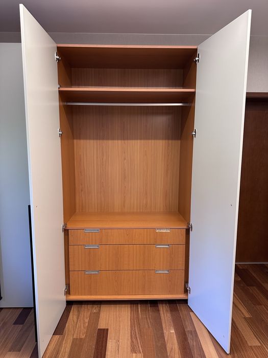 Продавам гардероб МДФ с боя мат и интериор естествен фурнир