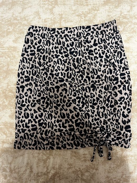 Поли с черно бял и тигров десен.