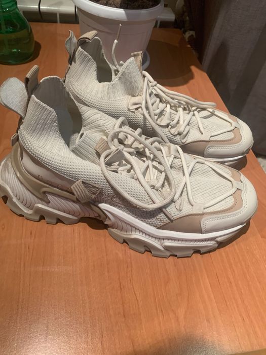 Маратонки бежеви