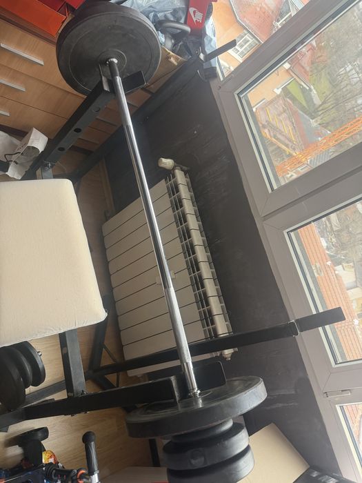 Фитнес лежанка Bench900 с 45кг дискове на нея , стойки за клек-лост