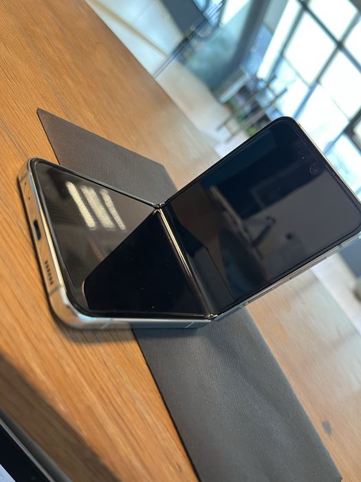 Samsung Galaxy Z Flip 5 –512 GB – отлично състояние