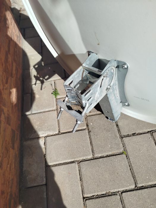 Antenă Satelit cu  LNB Quad (4 ieșiri)