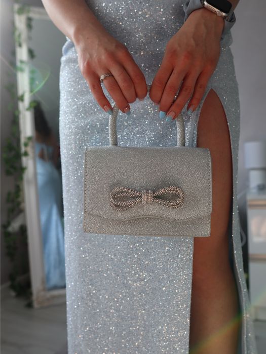 Бална рокля в син цвят с чанта към нея