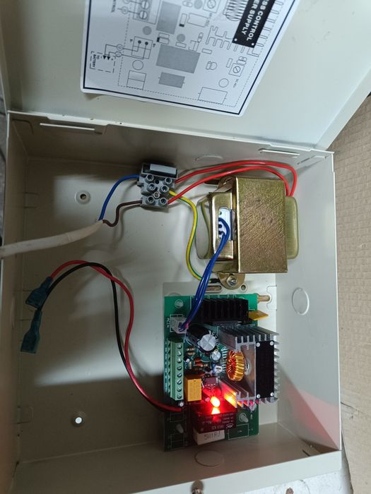 Vând surse de alimentare la 12 volti