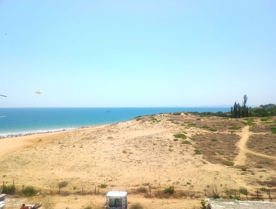 Първа линия на южния плаж на Несебър с  гледка, басейн и паркинг