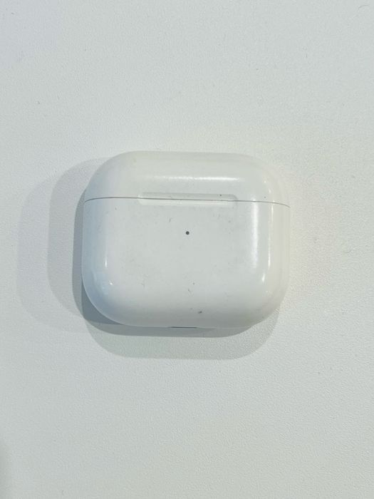 Это оригинальный кейс от AirPods