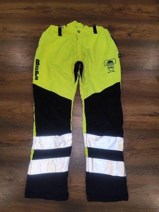 Pantaloni de lucru reflectorizanti cu protectie