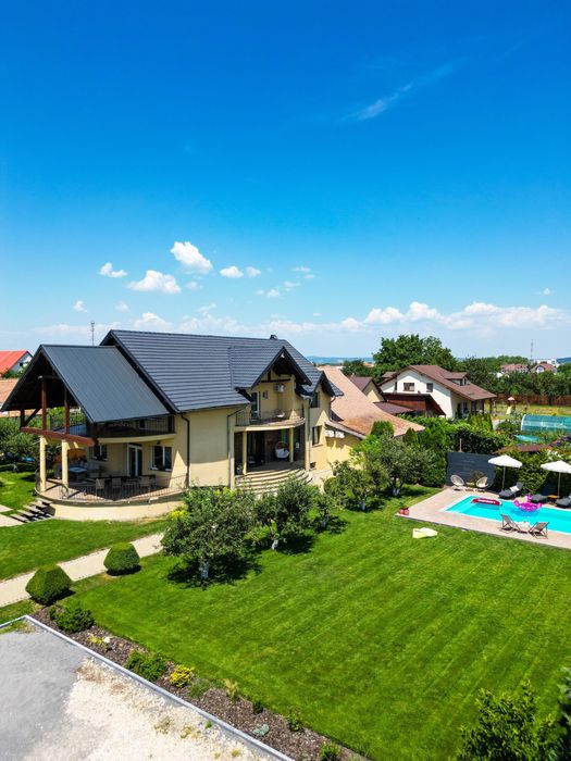 Vilă cu piscină încălzită si ciubăr la Brașov|10 persoane|Orchard Vila