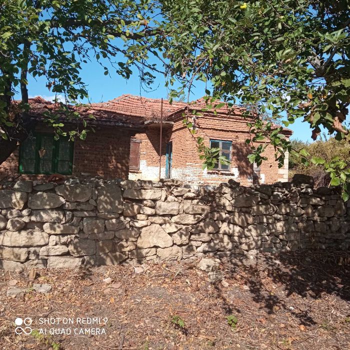 Ексклузивно! Парцел със стара къща и стопански постройки  село Чайка, община Провадия