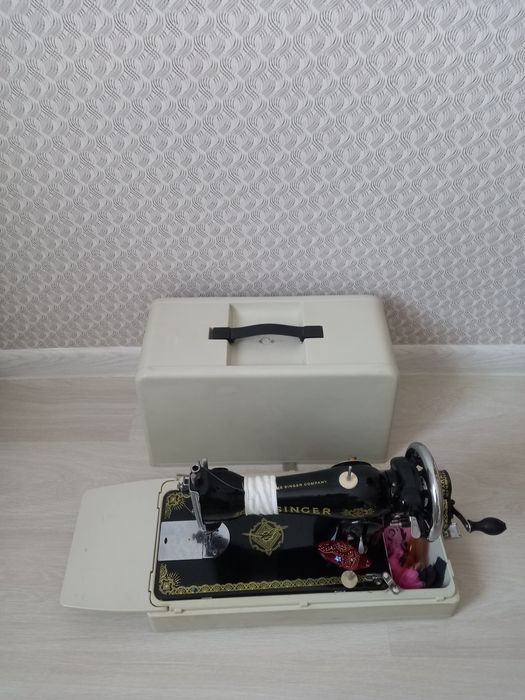 Швейная  машина ручная почти новый