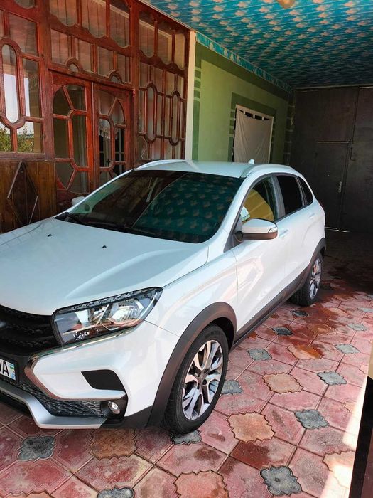 Lada Xray Cross yengil avtomashina