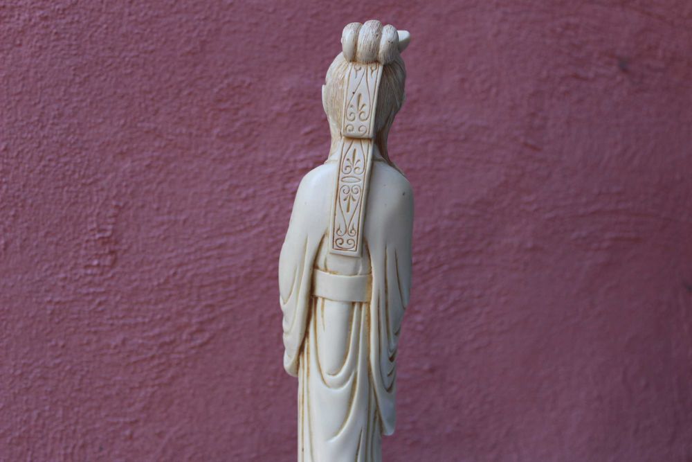 Figurina CHINA - GUANYIN, baza lemn, lucrata manual