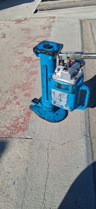 Cric  multifuncțional  stabil