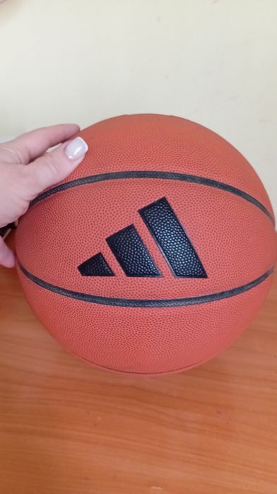 Продается баскетбольный мяч.