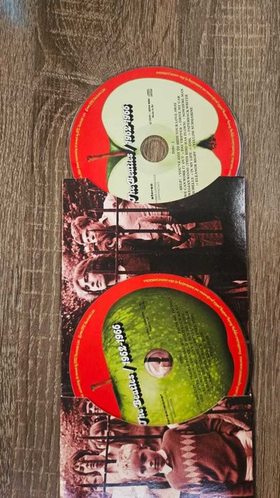 CD диски Qween и The Beatles