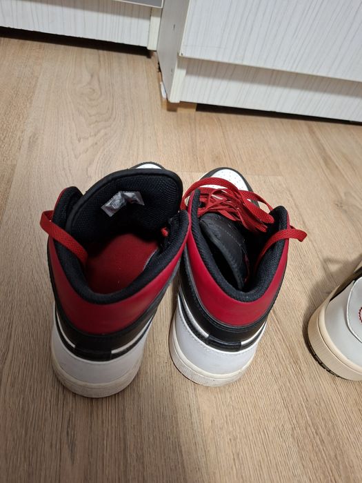 Vând 2 perechi adidași Nike, măsura  41 si 42