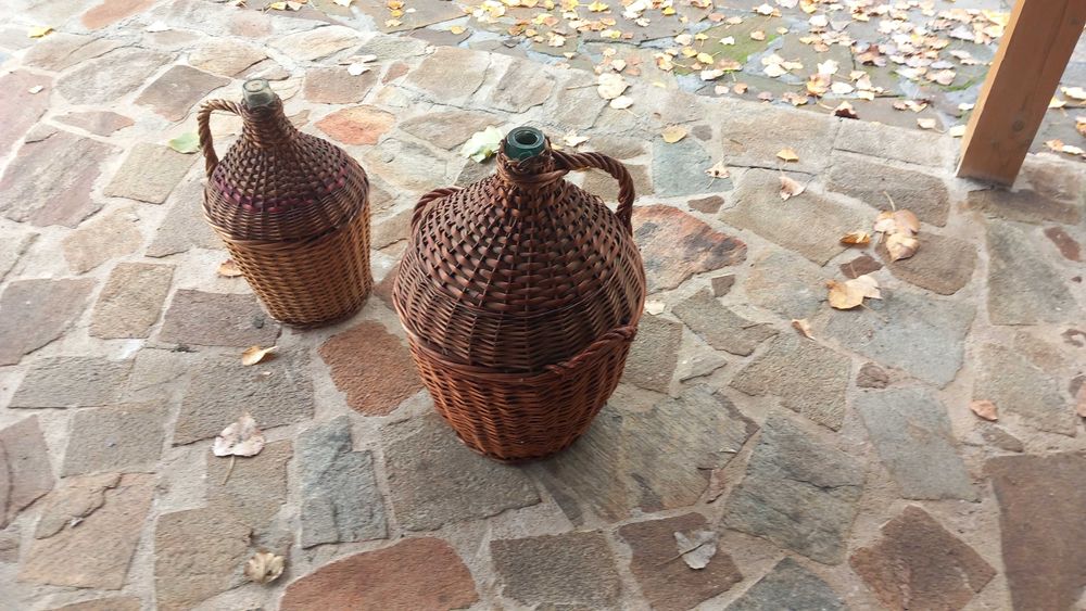 Стари дамаджани от дебело здраво стъкло