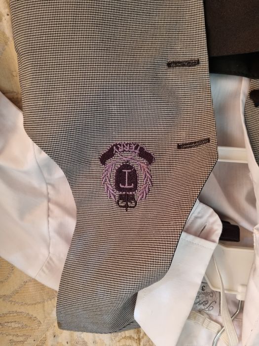 Официален костюм