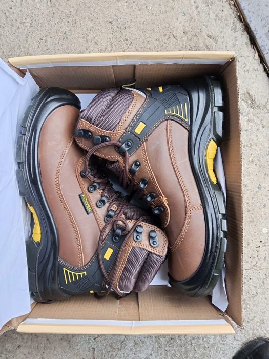 Продам спец ботинки с железными носками