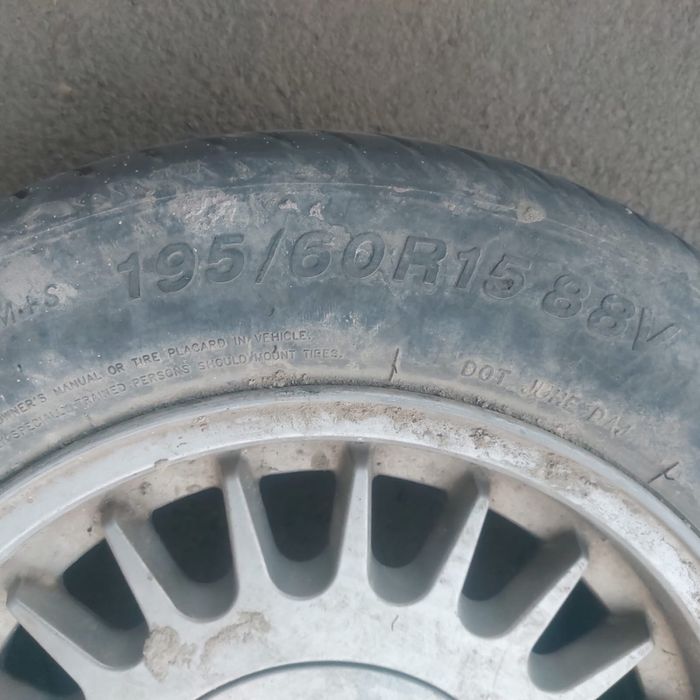 Продам автомобильние шины -3 шт