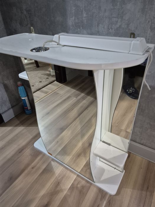 Зеркало со шкафчиком