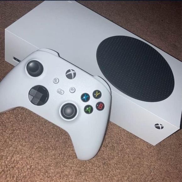Обменяю почти новый xbox series s 512gb 2 джостика и коробка