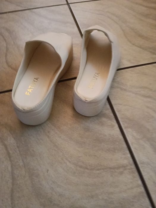Papuci de dama, albi, cu talpa alba , mărimea 40