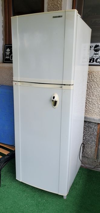 Хладилник с горен фризер Самсунг