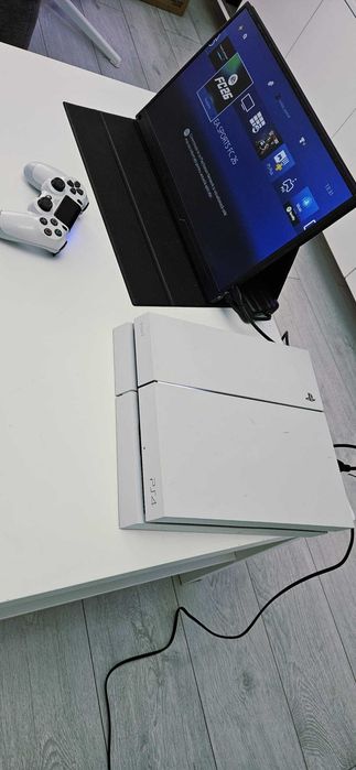 PS4 (PlayStation 4)
