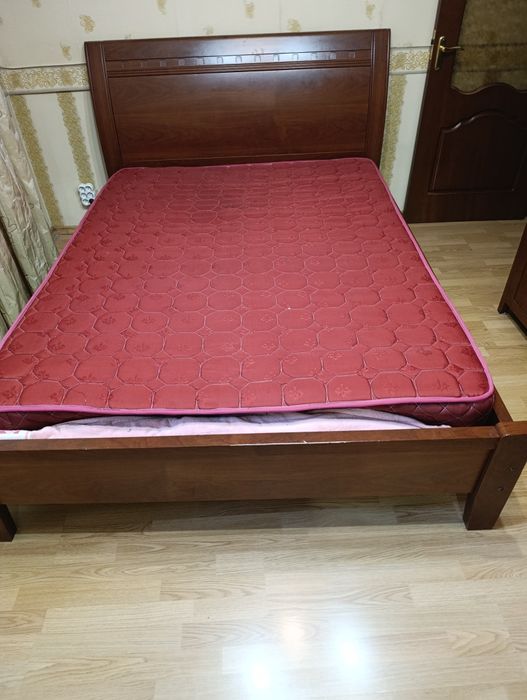 Продам двуспальную кровать.