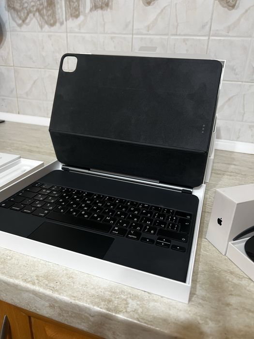 IPad Pro 12.9 inch 5th generation - 256GB+ Magic Keyboard+ Magic Mouse