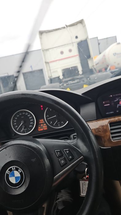 Vand sau schimb  bmw e60 3.0D schimb si cu volan pe dreapta pret fix fix nu negociez un cent vrei negociere 100 de euro iti i au un scaun si tot asa