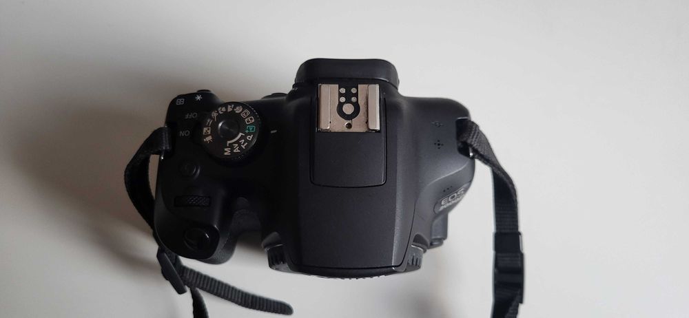 Canon EOS2000D + 2 Obiective si accesorii.