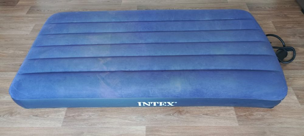 Продам надувной матрас б/у с насосом