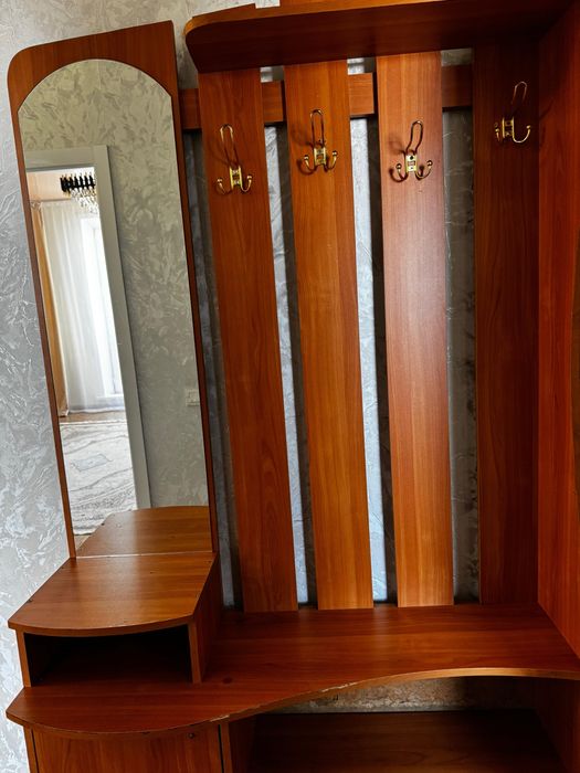 Прихожая вешалка