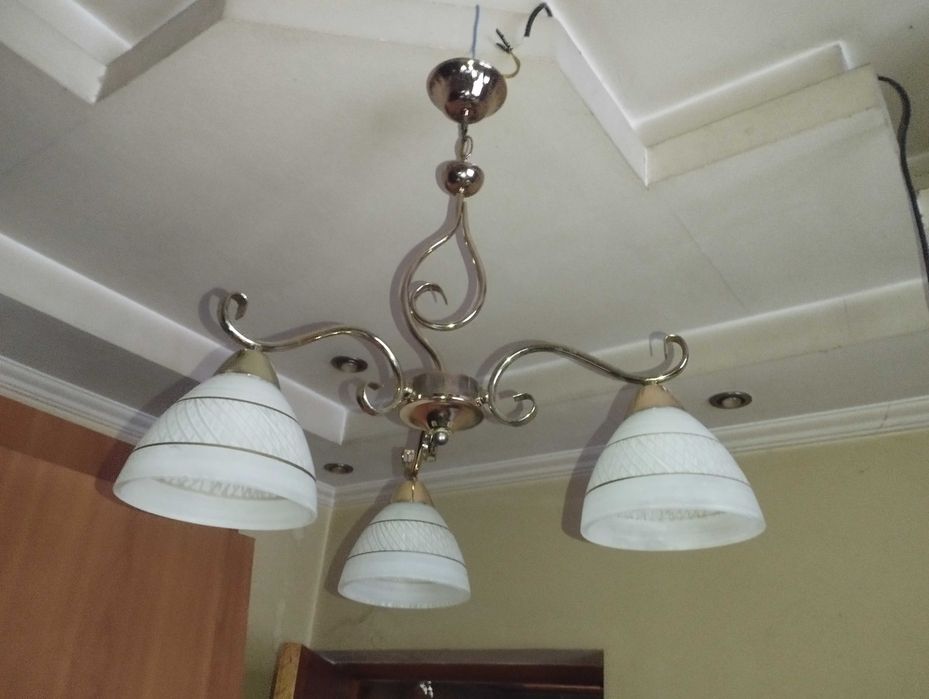 Продам 3-рожковую люстру.