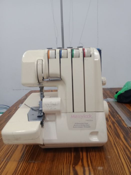 Продам оверлок 3х ниточный