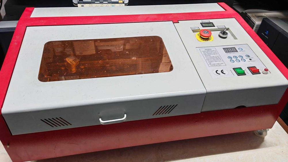 Aparat de gravat laser si masina de stampile