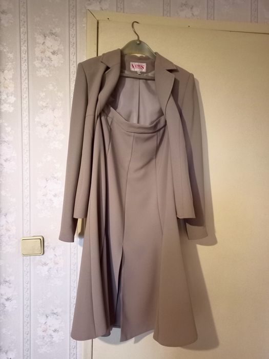 Дамски официален костюм