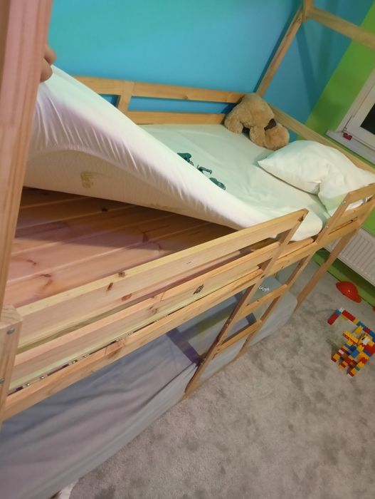 Двуетажно детско легло с включени 2 матрака.