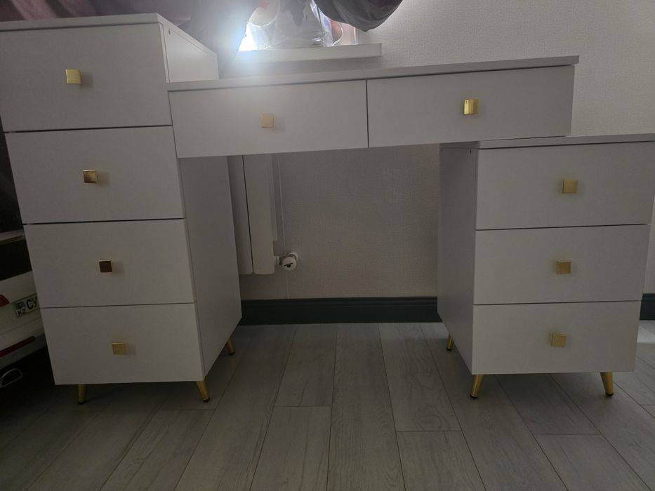 Дамский столик продам