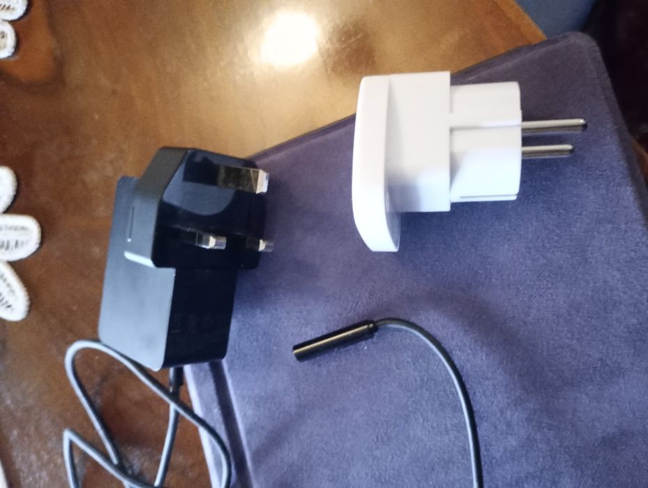 Leptop Surface Microsoft 32 GB cu încărcător și priza corespunzătoare